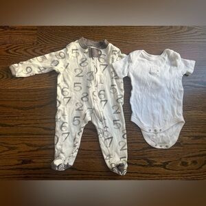 Burt’s bees lot of 2 baby boy/ girl bodysuits Sz. 0-3 mo bee/numbers print white